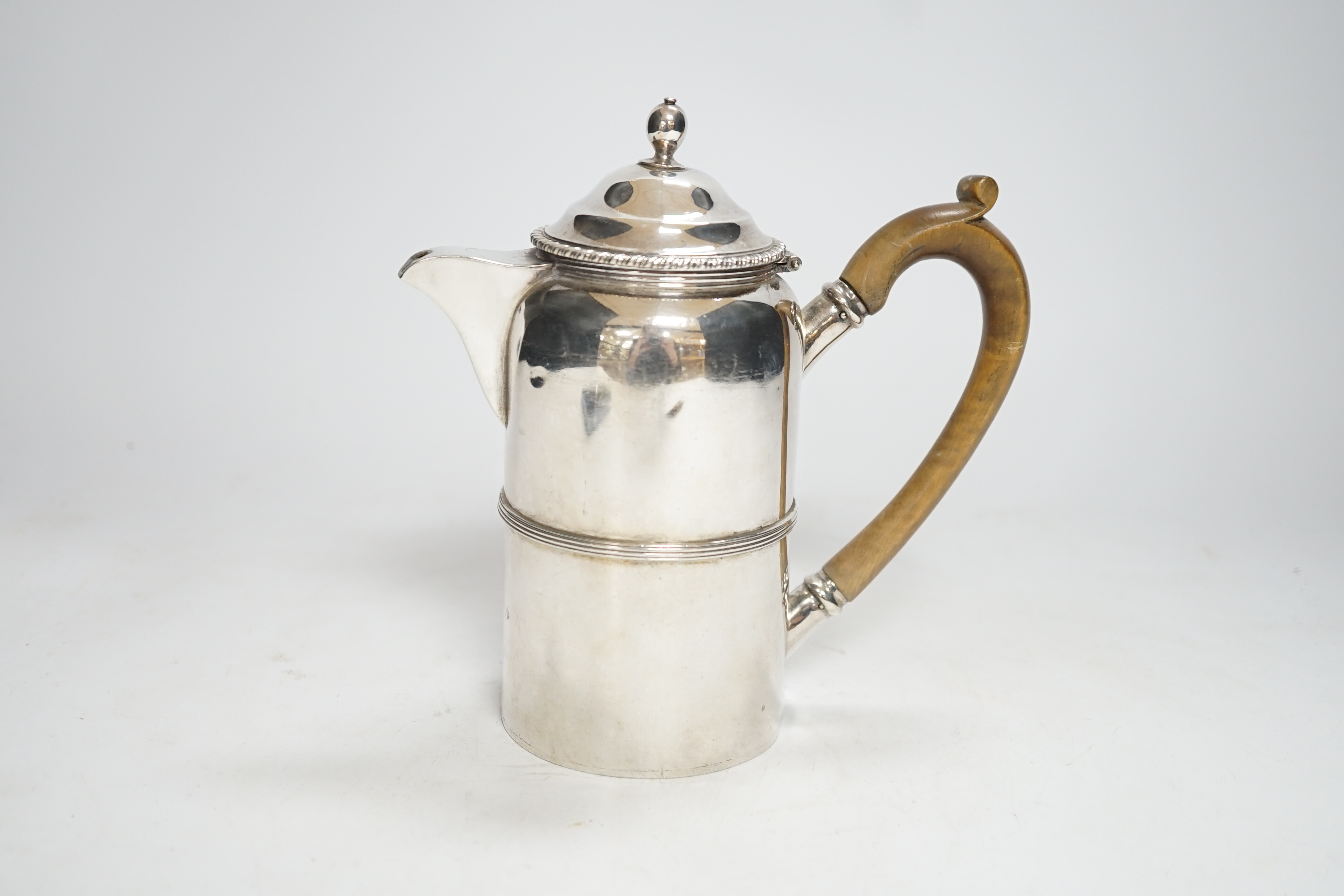 A late Victorian silver hot water pot, Pairpoint Brothers, London, 1900, 15.7cm, gross 10.6oz.